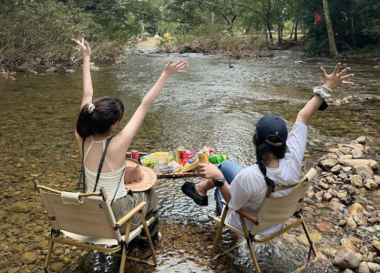 cam-trai-ben-bo-suoi