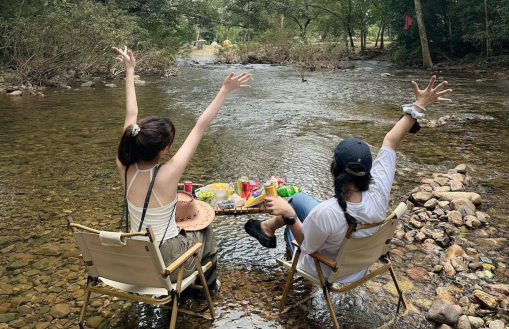 CẮM TRẠI BÊN BỜ SUỐI